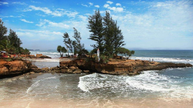 Menyelami Keindahan Mistis Pantai Sungai Suci